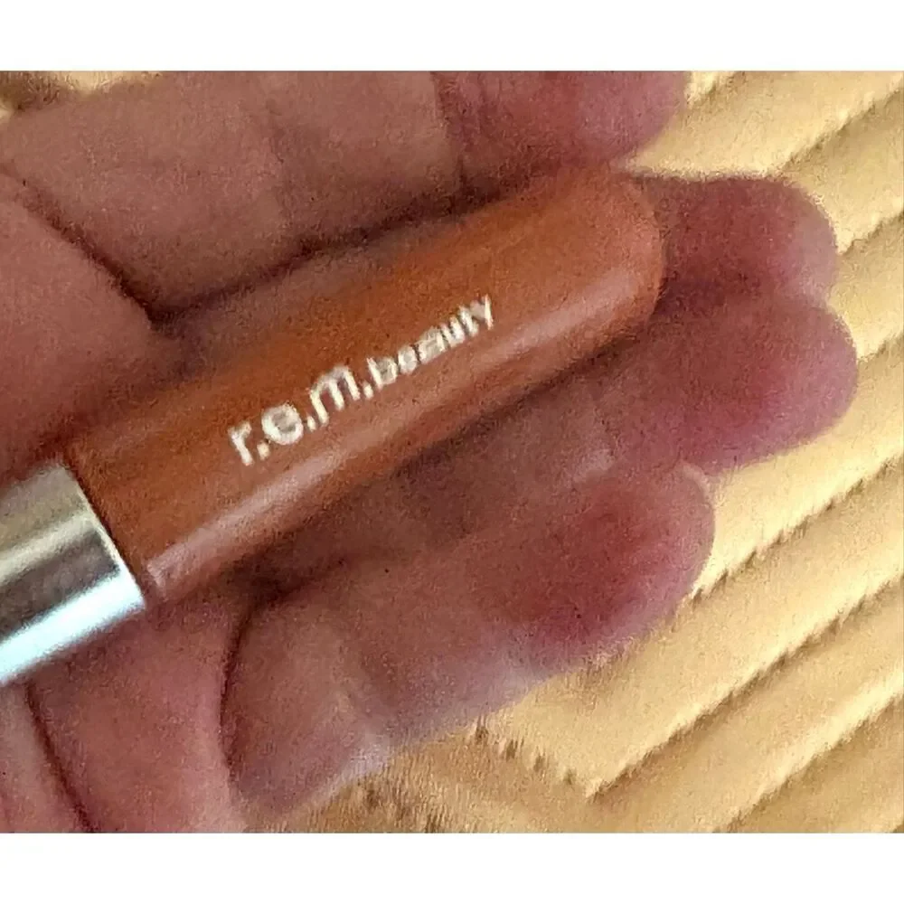R.E.M. Beauty -NWT -On Your Collar Plumping Lip Gloss in 